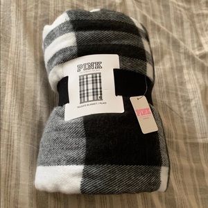 *BRAND NEW* PINK TAILGATE BLANKET IN PLAID